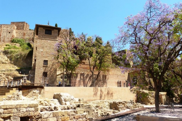 Zdjęcie z Hiszpanii - Alcazaba w kwitnących jacarandach