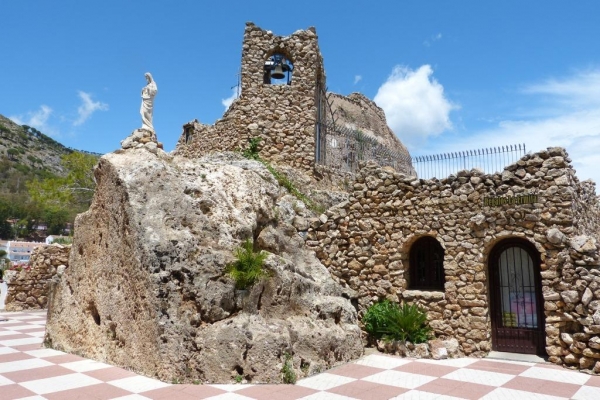 Zdjęcie z Hiszpanii - Kaplica Virgen de la Pena, wykuta w litej skale w XVII w.