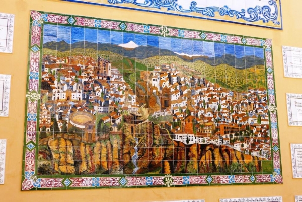 Zdjęcie z Hiszpanii - przepiękna ceramiczna panorama starej Rondy ułożona z płytek azulejos