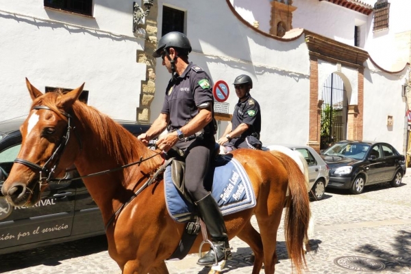 Zdjęcie z Hiszpanii - policja konna jest chyba w każdym hiszpańskim mieście