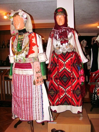 Zdjęcie z Macedonii - Podmocani - muzeum strojów ludowych.