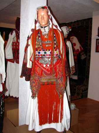 Zdjęcie z Macedonii - Podmocani - muzeum strojów ludowych