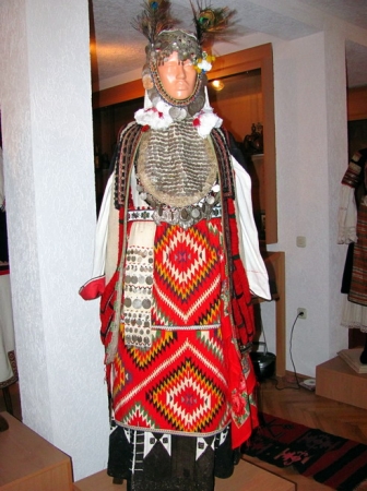 Zdjęcie z Macedonii - Podmocani - muzeum strojów ludowych