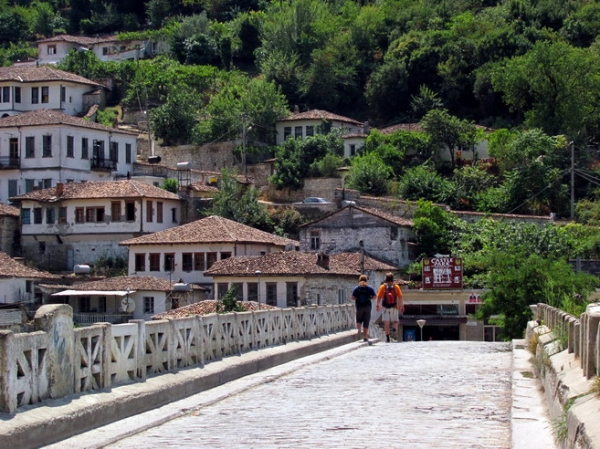 Zdjęcie z Albanii - Berat - zabytkowy most.