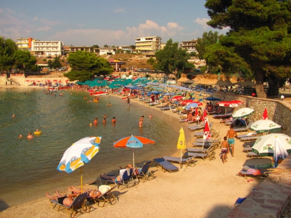 Zdjęcie z Albanii - Ksamil - plaża w centrum.