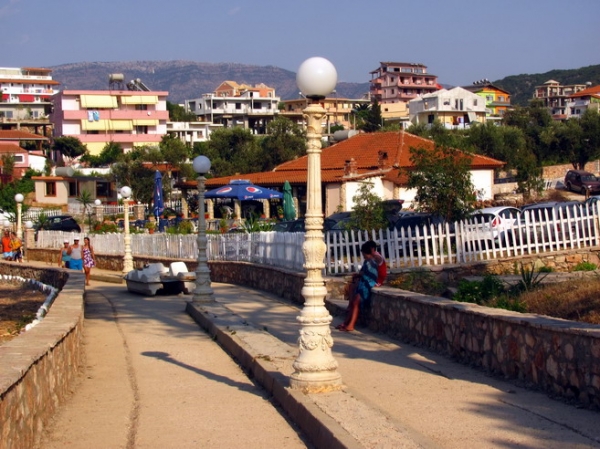 Zdjęcie z Albanii - Ksamil - nadmorska promenada.