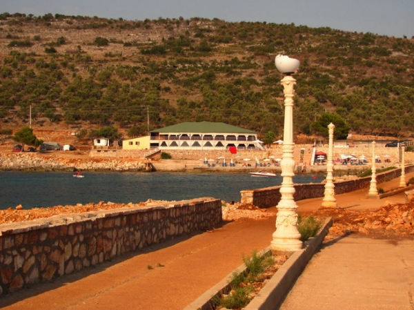 Zdjęcie z Albanii - Ksamil - nadmorska promenada.