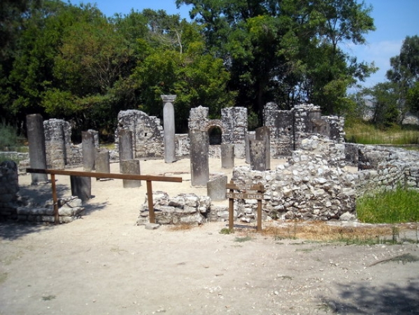 Zdjęcie z Albanii - Butrint - lasek kolumn.