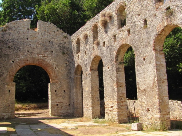 Zdjęcie z Albanii - Butrint - mury świątyni.