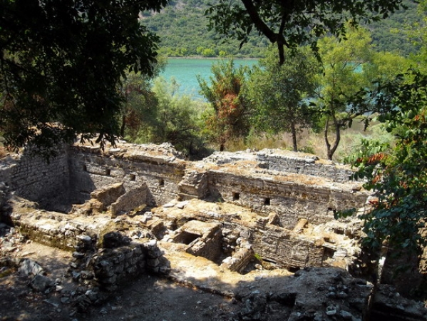 Zdjęcie z Albanii - Butrint - ostatnie ruiny w pętli zwiedzania.