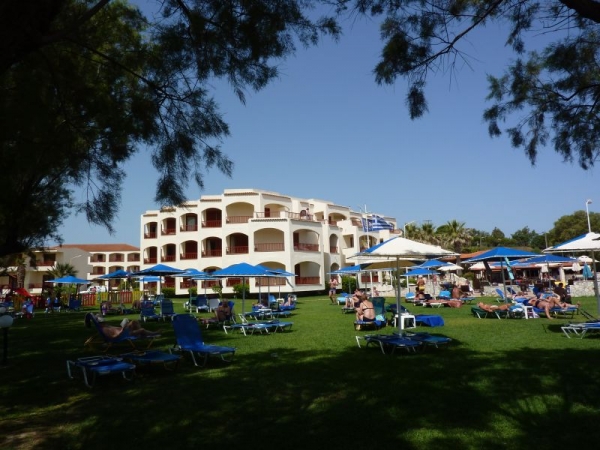 Zdjęcie z Grecji - Hotel Caravel - hotelowy ogródek