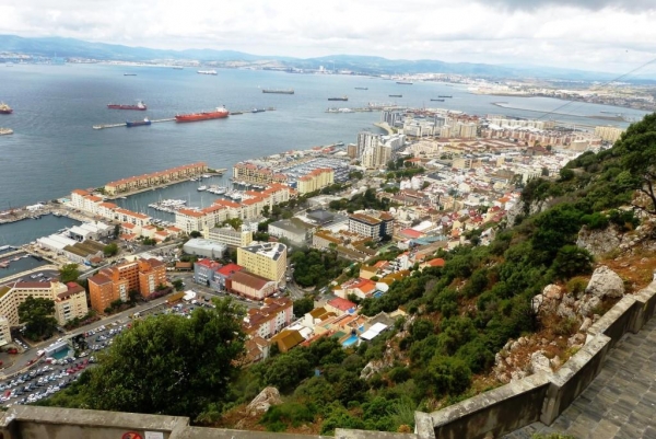 Zdjęcie z Giblartaru - widoki za Skały na dolny Gibraltar