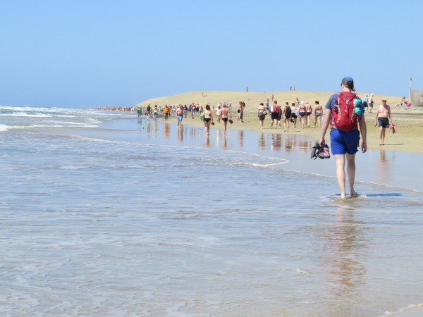 Zdjęcie z Hiszpanii - Zatloczona plaza w kierunku Maspalomas