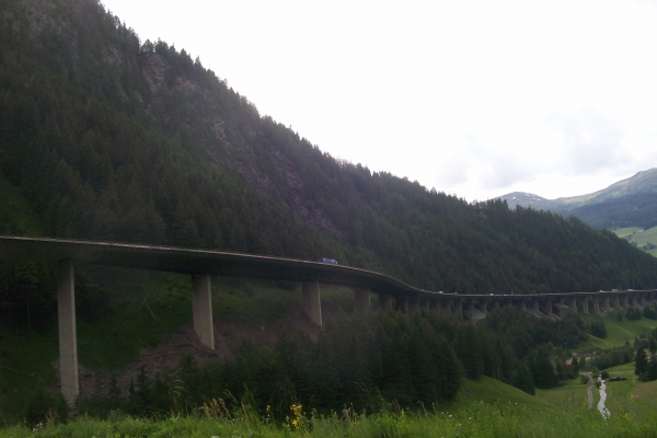 Zdjęcie z Lichtensteinu - górska autostrada z daleka