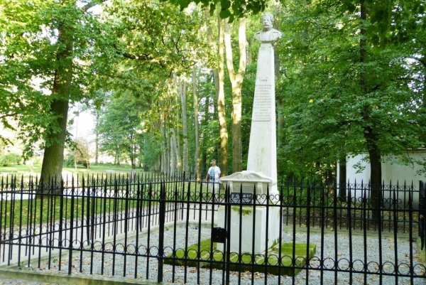 Zdjęcie z Polski - dokładnie w tym miejscu, gdzie stoi ten obelisk rosła niegdyś