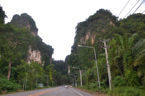 Zdjęcie z Tajlandii - Strome skaly charakterystyczne dla Krabi