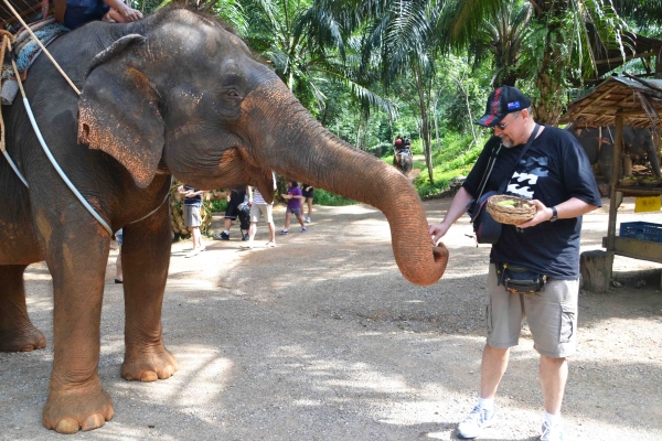 Zdjęcie z Tajlandii - Tankuje naszego slonia :)