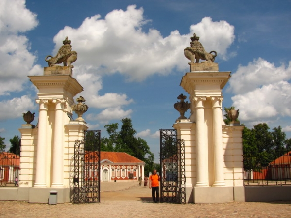 Zdjęcie z Łotwy - Pałac Rundale - brama główna.