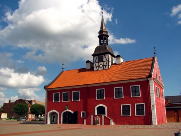 Zdjęcie z Łotwy - Bauska - ratusz na rynku.