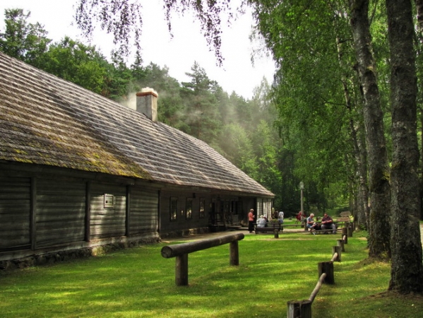 Zdjęcie z Łotwy - Ryski skansen - przydrożna gospoda.