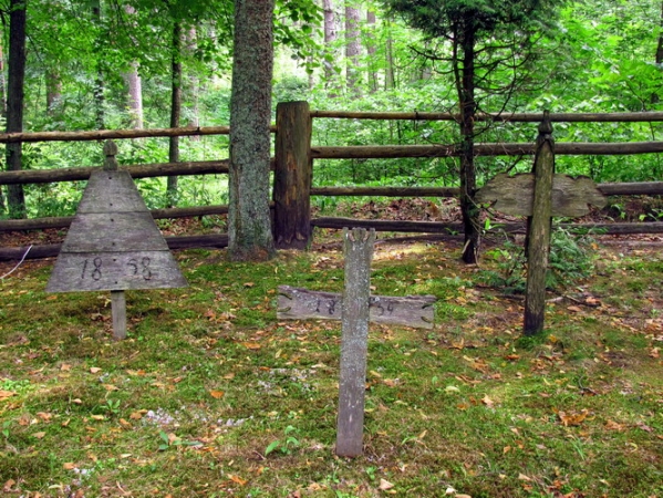 Zdjęcie z Łotwy - Ryski skansen - przykościelny cmentarzyk.