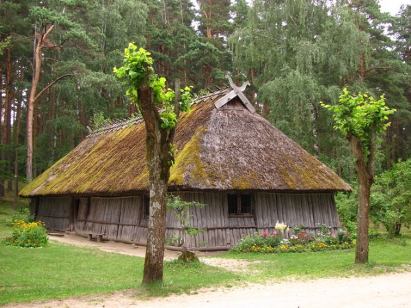 Zdjęcie z Łotwy - Ryski skansen - chata rosochata.