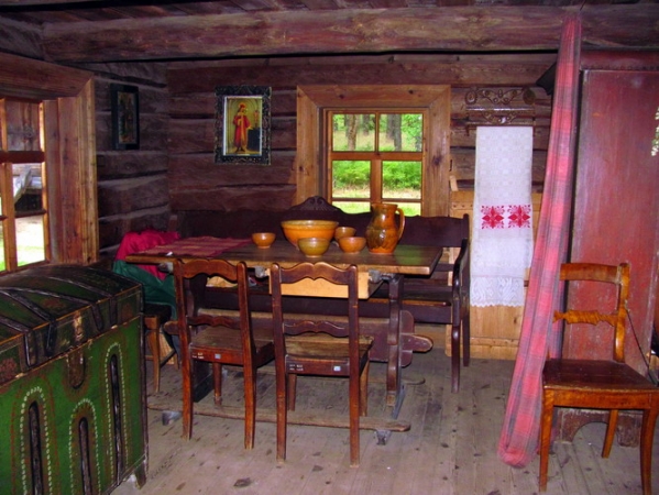 Zdjęcie z Łotwy - Ryski skansen - gliniany, malowany, haftowany.