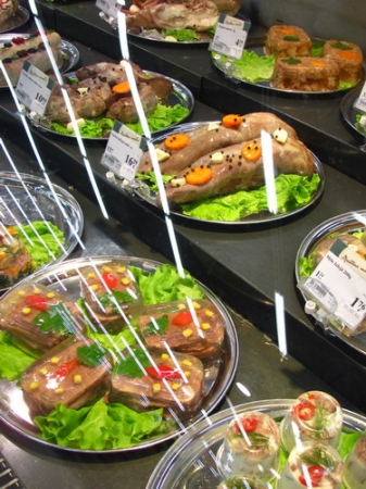 Zdjęcie z Łotwy - Ryga - stoisko garmażeryjne w supermarkecie.