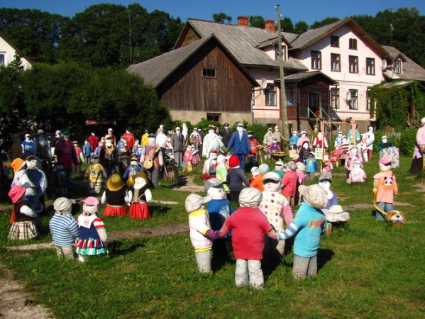 Zdjęcie z Łotwy - Sabile - prywatna kolekcja słomianych lal.