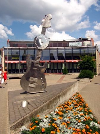 Zdjęcie z Łotwy - Lipawa - Pomnik Gitary w Alei Sław.