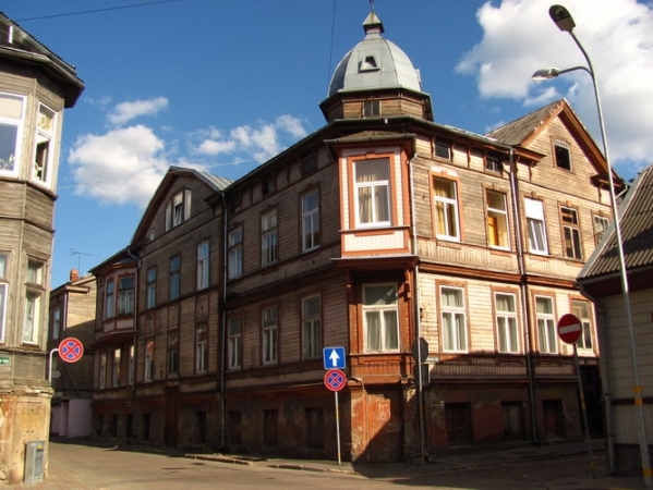 Zdjęcie z Łotwy - Lipawa - drewniane domy.