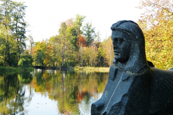 Zdjęcie z Polski - park w Arkadii, sfinks przed świątynią Diany