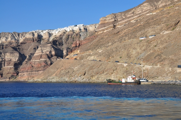 Zdjęcie z Grecji - i przypływamy do stóp Santorini