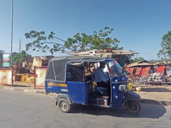 Zdjęcie z Kenii - Popularny środek transportu: tuk-tuk.
