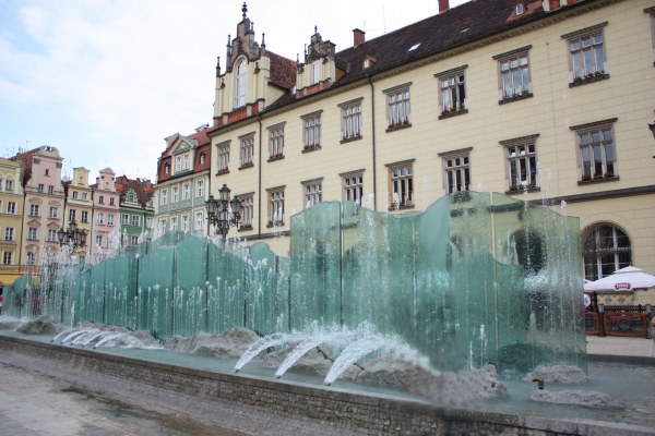 Zdjęcie z Polski - szklana fontanna na rynku