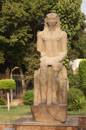 Zdjęcie z Egiptu - przed muzeum