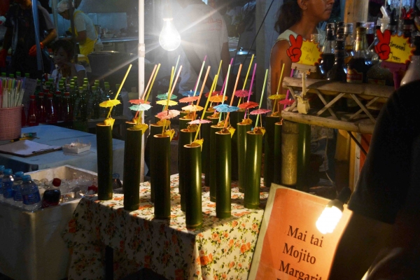 Zdjęcie z Tajlandii - Nocny Market w Krabi Town - drinki serwowane w szklankach z bambusa :)