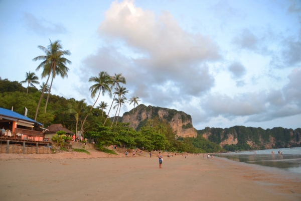 Zdjęcie z Tajlandii - Plaza w Ao Nang. Z lewej widac dwie z licznych restauracji polozonych tuz przy plazy