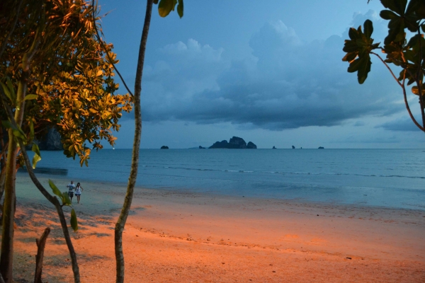 Zdjęcie z Tajlandii - Plaza w Ao Nang podswietlona kolorowymi latarniami