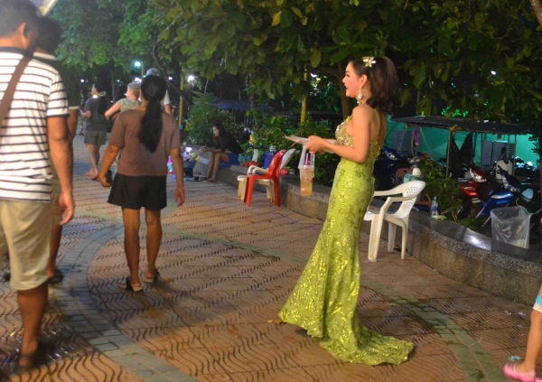 Zdjęcie z Tajlandii - Ladyboy na ulicy Ao Nang. Az trudno uwierzyc, ze to nie dzieewczyna :)