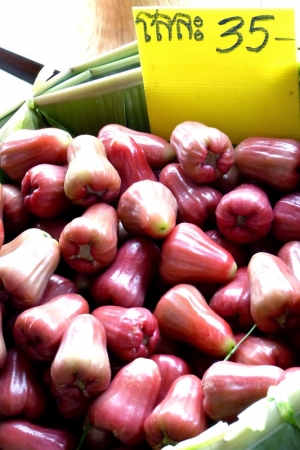 Zdjęcie z Tajlandii - to nie papryka tylko pyszne jabłka różane - Rose apple/ Cham-poo). 