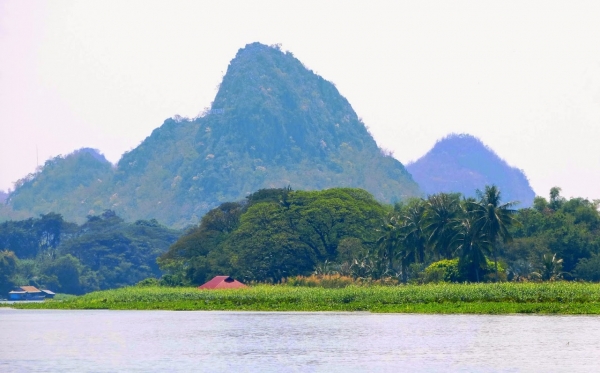 Zdjęcie z Tajlandii - płyniemy i podziwiamy widoki prowincji Kanchanaburi