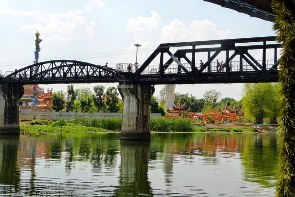 Zdjęcie z Tajlandii - jest w końcu most i tak kończymy nasz rejs pływającą knajpą