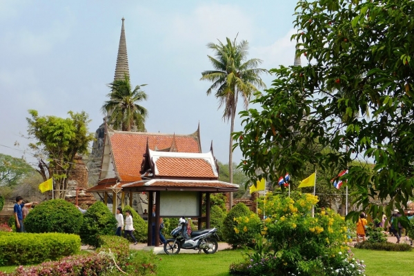 Zdjęcie z Tajlandii - Ayutthaya; część współczesna tuż przed Parkiem Archeologicznym