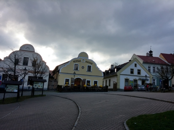 Zdjęcie z Czech - pochyły rynek z browarem