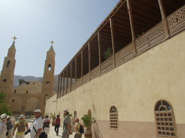 Zdjęcie z Egiptu - przed klasztorną recepcją