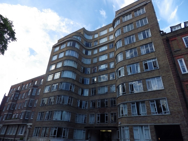 Zdjęcie z Wielkiej Brytanii - Florin Court- budynek, który udawał dom Herculesa Poirot