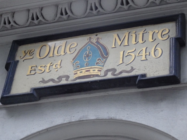 Zdjęcie z Wielkiej Brytanii - Szyld pubu-tawerny Ye Olde Mitre