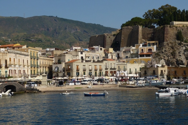 Zdjęcie z Włoch - Twierdza w Lipari i port Marina Corta