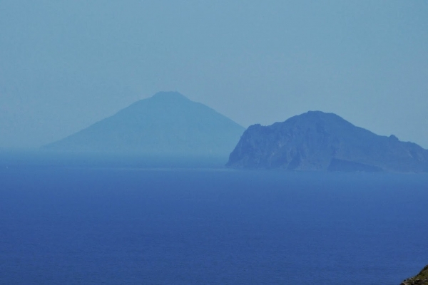 Zdjęcie z Włoch - pierwsza Panarea, za nią w oddali aktywny Stromboli